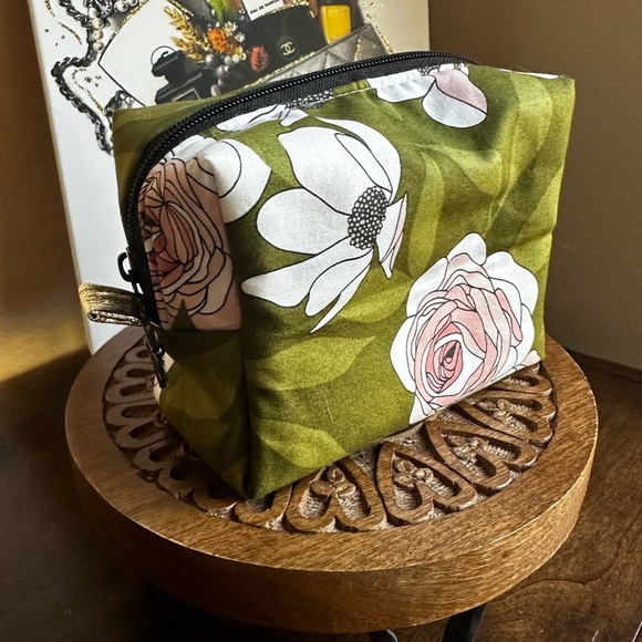 Handcrafted Cosmetic Bag-Green Multi-Color floral Exterior, Gold Interior New - Picture 2 of 6